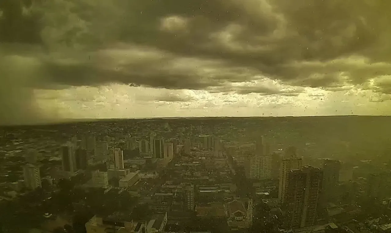 A imagem mostra o avan&ccedil;o de chuva intensa e ventos fortes em Campo Grande